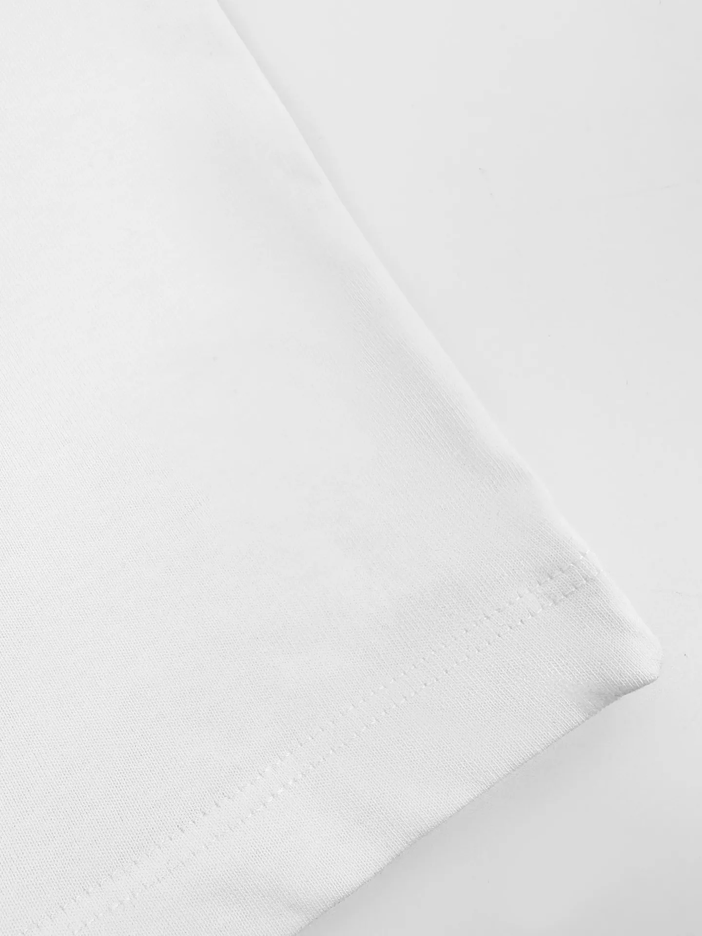 Ami Paris logo embroidered short sleeves. Customized high-count densely spun cotton. Soft and delicate. Comfortable and skin-friendly. Pure white tone like moonlight falling on the body. Extremely restrained colors to demonstrate an effortless sense of luxury. The love logo on the chest is embellished with rough particles. The same color AMI embroidery on the back echoes quietly. French romance is hidden in the details. Low-key but highly recognizable. Use minimalist brushwork to outline a luxurious and relaxing world. Process 1: Use imported machine embroidery technology. Use advanced computer control systems and precision mechanical components to realize Ami logo and letter embroidery operations with high precision and smooth and delicate lines. Process 2: The fabrics have been fermented and washed for better hand feel. Not easy to deform, not easy to shrink, not easy to fade, and maintain long-term beauty. Accessories: Customized 1:1 Ami trademark. Version: Loose version. Size: S M L XL. Style number: BB 820.